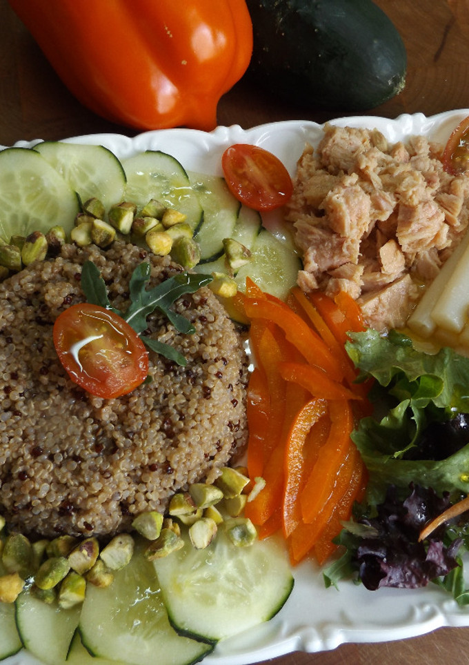 Una foto de Fuente de quinoa con vegetales