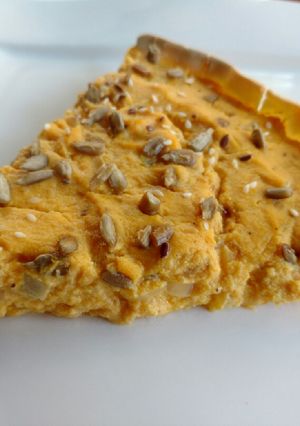 Una foto de Tarta quiche de calabaza, cebolla y tofu