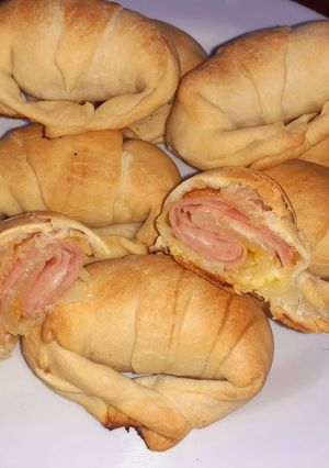 Una foto de Medialunas rellenas de Jamón y Queso