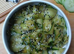 Une photo de 🌿Salade de Concombre aux Graines de Sésame (Sauce Japchae)