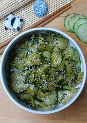 Une photo de 🌿Salade de Concombre aux Graines de Sésame (Sauce Japchae)