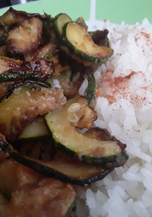 Una foto de Calabacines salteados con salsa agridulce y arroz!!! 🥒🌶🍱🥗🍚