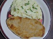 Una foto de bife de pollo verdeo