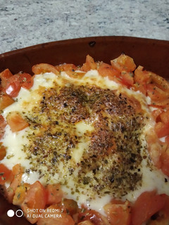 Una foto de Provolone con tomate al horno