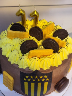 Una foto de Torta de chocolate sin gluten temática peñarol
