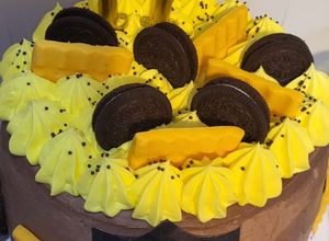 Una foto de Torta de chocolate sin gluten temática peñarol