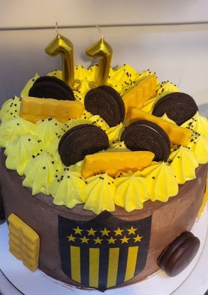Una foto de Torta de chocolate sin gluten temática peñarol