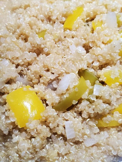 Una foto de Quinoa con pimiento