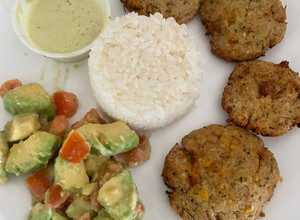 Una foto de Croquetas de Pollo 🍗 súper light 💪, sin harinas, sin leche, sin aceite. En air Fryer!