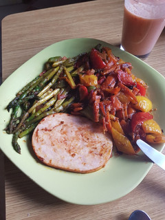Una foto de Parrillada de verduras con espárragos y filetito de pavo