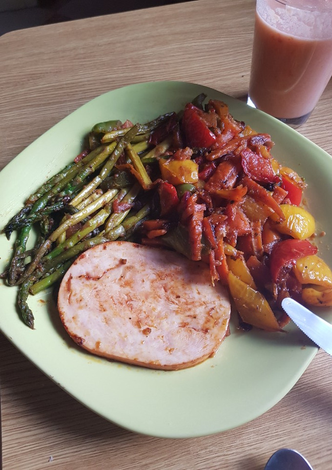 Una foto de Parrillada de verduras con espárragos y filetito de pavo