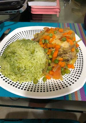 Una foto de Arroz verde y muslos de pollo primavera