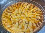 Una foto de tarta de manzana y canela fácil
