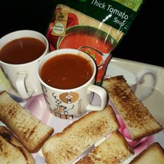 A picture of Knorr thick tomato soup.