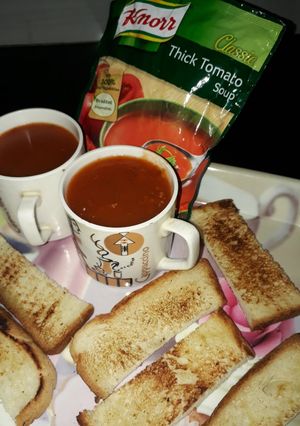 A picture of Knorr thick tomato soup.