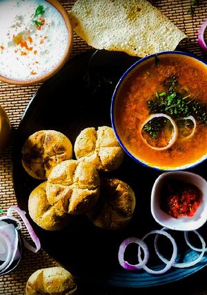 દાલ બાટી (Dal Bati Recipe in Gujarati) રેસીપી મુખ્ય ફોટો