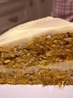 Una foto de Tarta de zanahoria con nueces y frosting (Carrot cake)