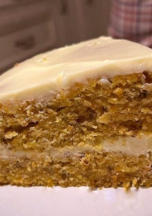 Una foto de Tarta de zanahoria con nueces y frosting (Carrot cake)