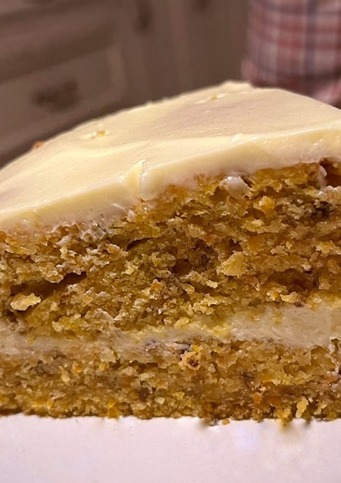 Una foto de Tarta de zanahoria con nueces y frosting (Carrot cake)