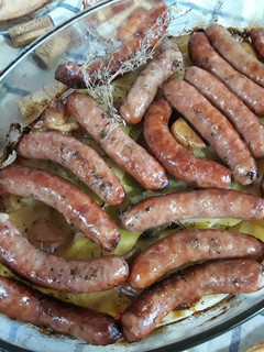 Una foto de Longanizas al horno con patatas