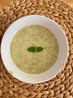 Una foto de Sopa fría de pepino y melón con menta