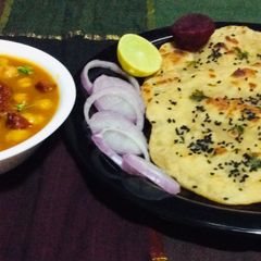 A picture of Chhole kulcha.