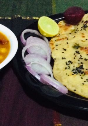 A picture of Chhole kulcha.