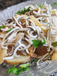 Una foto de Merluza con gulas al ajillo