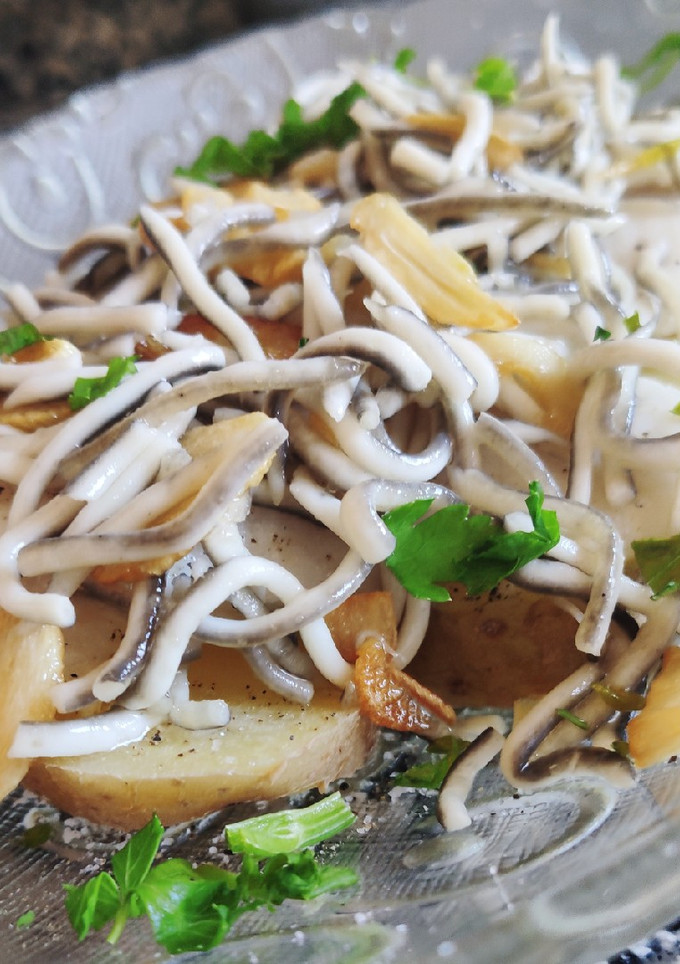 Una foto de Merluza con gulas al ajillo