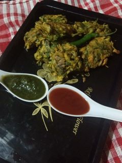 पालक के पकौडे़ (Palak ke pakode recipe in Hindi) रेसिपी मुख्य फोटो