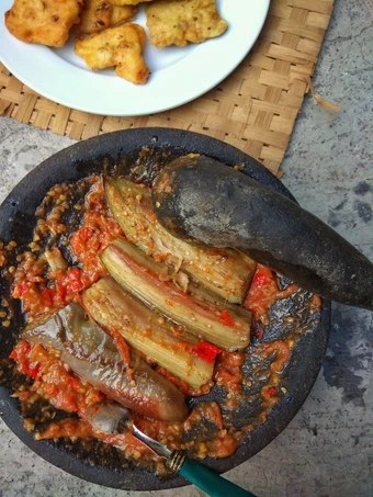 Langkah Gampang Membikin Resep Terong penyet sambal terasi goreng yang  Bikin Ketagihan Anti Ribet, Menggugah Selera