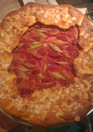 Фото Творожна галета з полуницею та румбабаром😋😋😋.