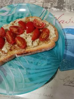 Una foto de Bruschetta de ricota al pesto de pistacho