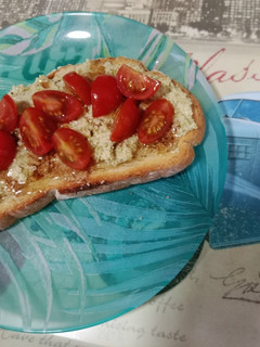 Una foto de Bruschetta de ricota al pesto de pistacho