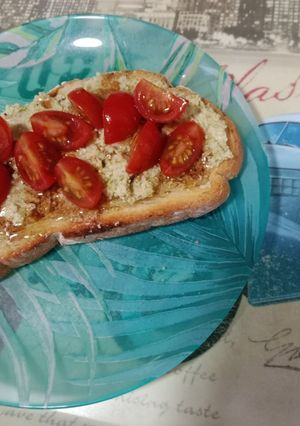 Una foto de Bruschetta de ricota al pesto de pistacho