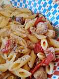 Penne rigate, peperoni, melanzane e tonno