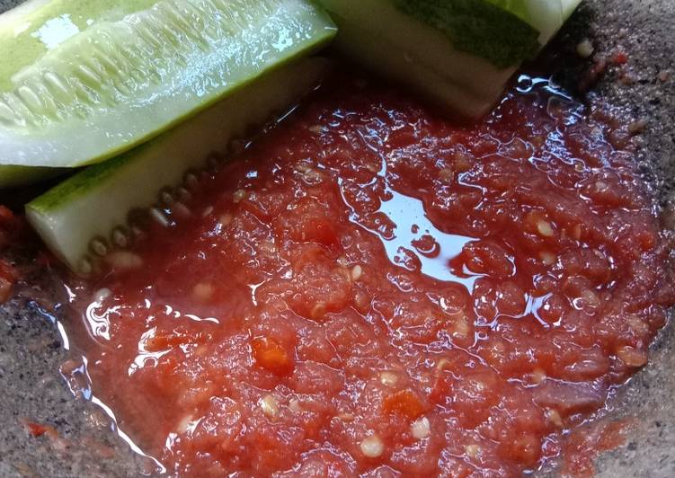 Bagaimana Menyiapkan Sambal Tomat Mentah yang Sempurna