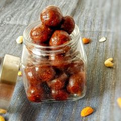 A picture of Kajoor ladoo.