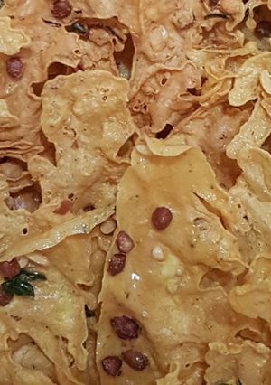 A picture of Rice Flour Peanut Crackers (Peyek Kacang).