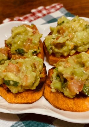 O poză a rețetei Guacamole pe Crostini de cartof dulce.