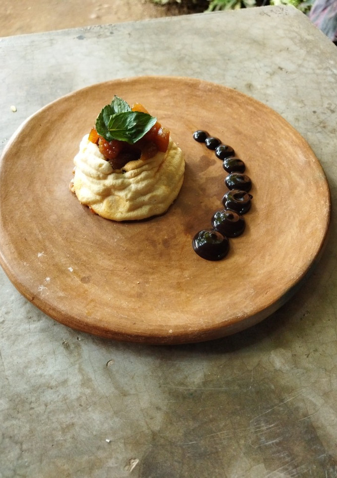 Una foto de Pavlova de 🥥coco y compota de piña🍍 con piloncillo