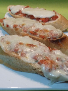 Una foto de Tostadas fundidas con pico de gallo
