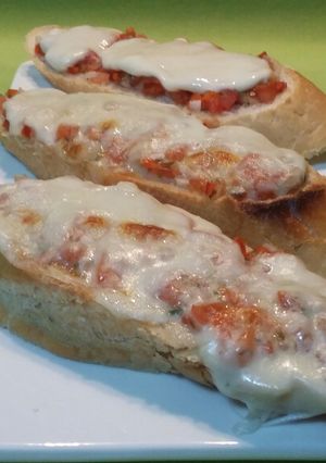 Foto principal de Tostadas fundidas con pico de gallo