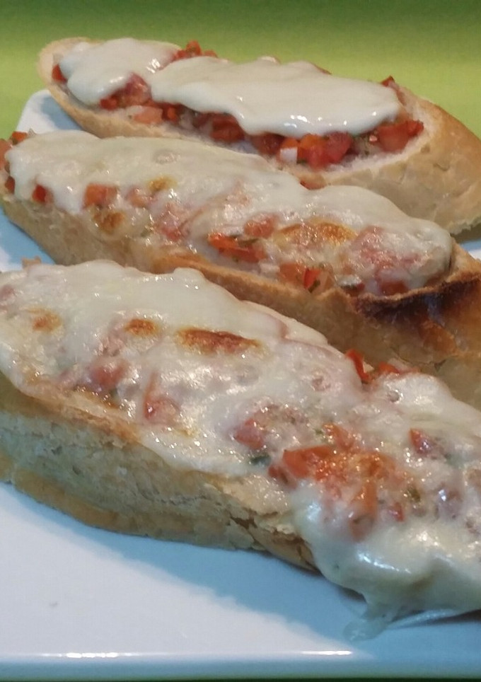 Una foto de Tostadas fundidas con pico de gallo