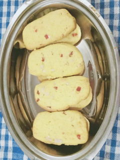 હૈદ્રાબાદી ટુટી ફ્રૂટી બિસ્કિટ(tutti frutti biscute recipe in Gujarati) રેસીપી મુખ્ય ફોટો