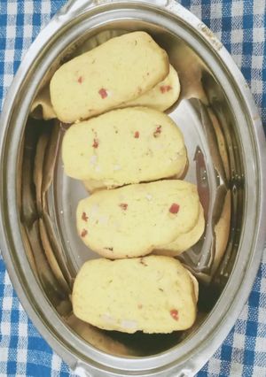 હૈદ્રાબાદી ટુટી ફ્રૂટી બિસ્કિટ(tutti frutti biscute recipe in Gujarati) રેસીપી મુખ્ય ફોટો