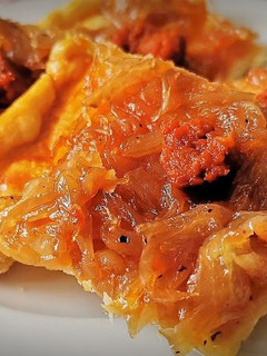 Una foto de Coca de Cebolla confitada con Sobrasada