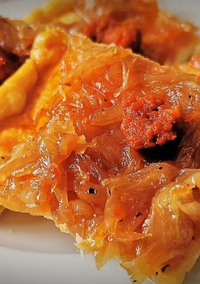 Una foto de Coca de Cebolla confitada con Sobrasada