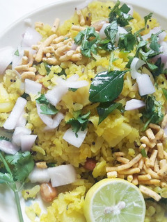 खट्टे-मीठे पोहे (khatte meethe pohe recipe in Hindi) रेसिपी मुख्य फोटो