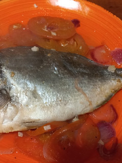 Una foto de Dorada al horno sobre cama de tomate y al limón